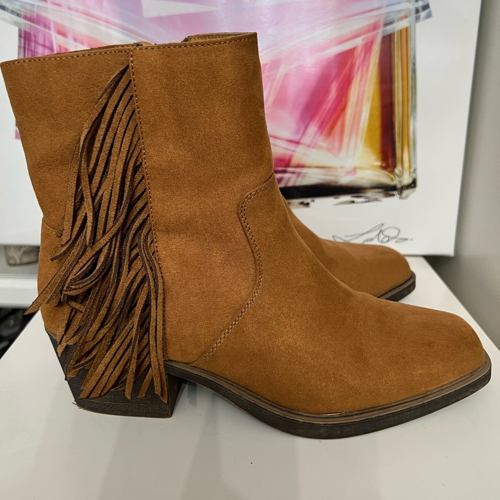 SO preowned fringe boots.